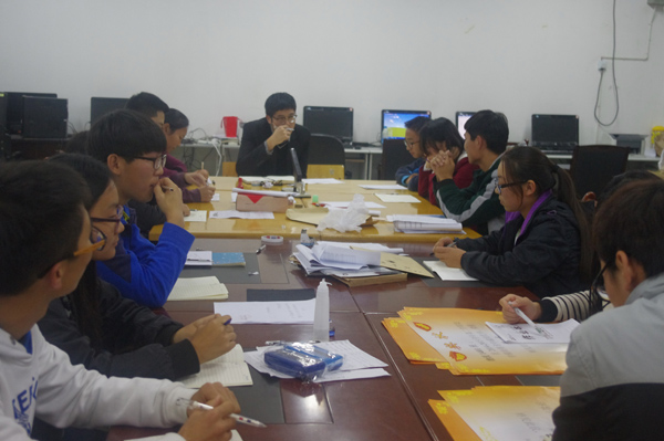 鹿老师主持学生座谈会.JPG 鹿老师主持学生座谈会.JPG