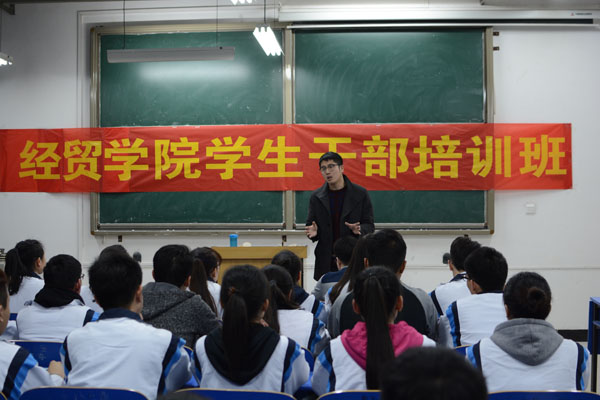 鹿龙老师与学生交流.JPG 鹿龙老师与学生交流.JPG