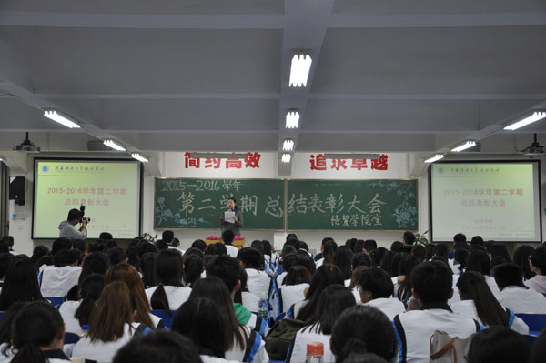 5 南老师表彰优秀学生.JPG