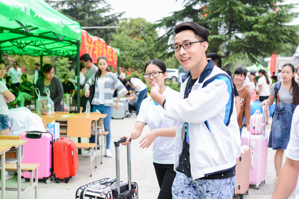 热情的学生志愿者.JPG