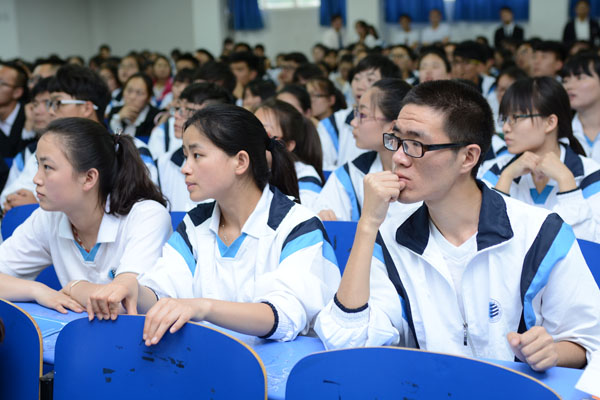 参会学生认真聆听报告.JPG