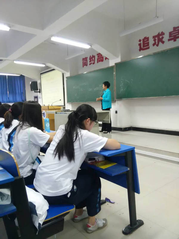 夏彩云教授讲解案例.jpg 夏彩云教授讲解案例.jpg